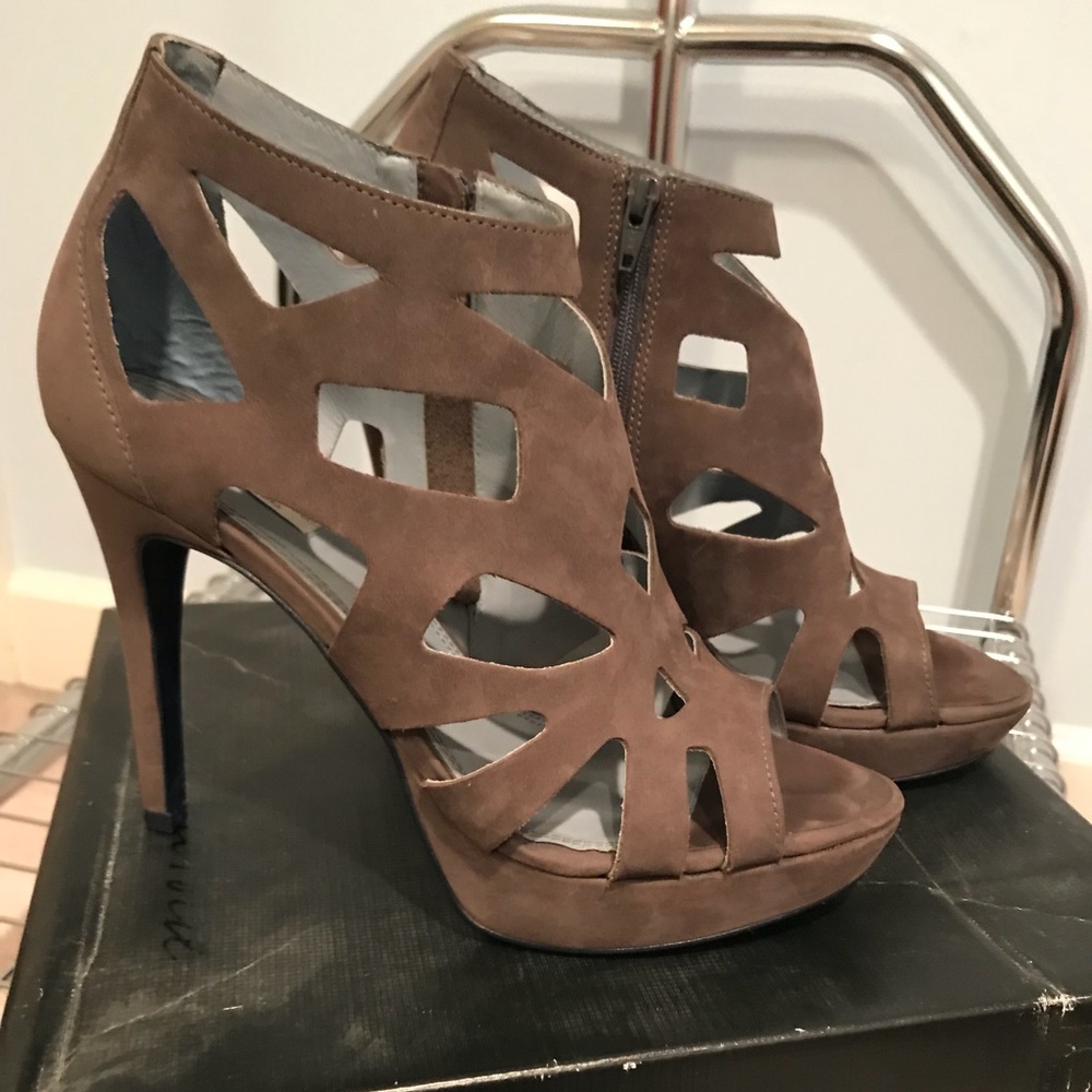 Pour La Victoire Gray Lattice Heels - Picture 1 of 4